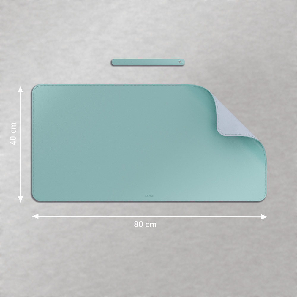 Egy türkizkék asztali szőnyeg és egy kis türkizkék tolltartó egy szürke felületen. A szőnyeg 80 cm x 40 cm, és rajta a Leitz logó.