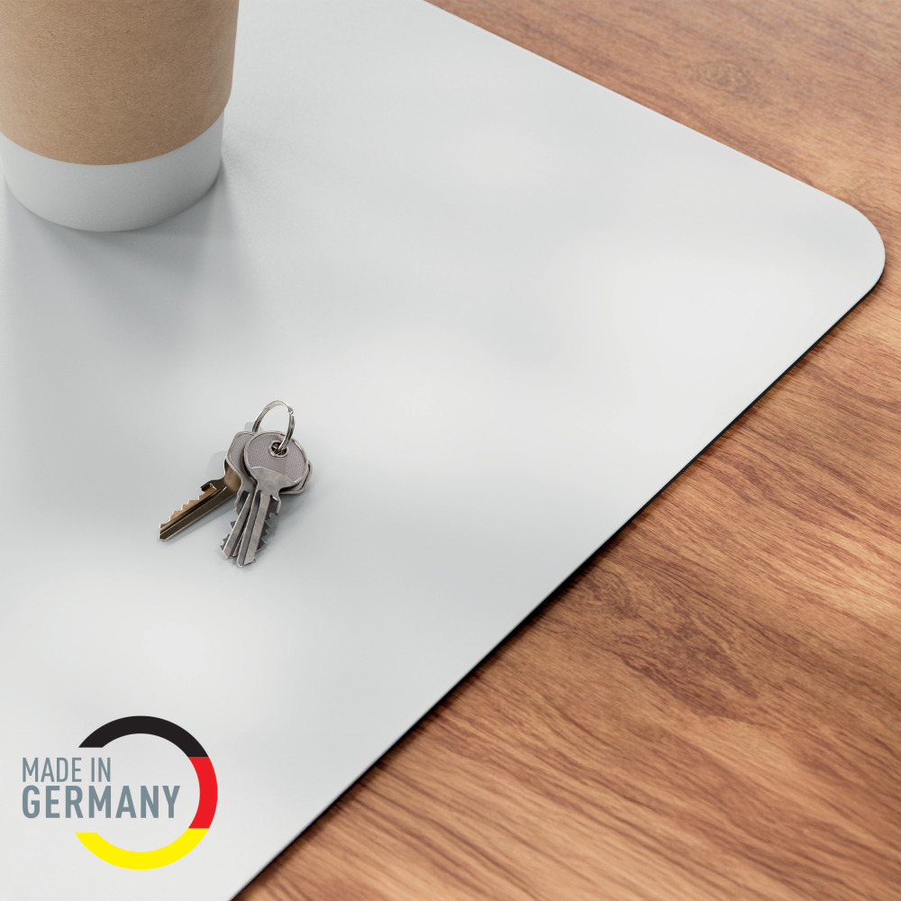 Kulcsok fehér felületen, kávéscsészével és fa asztallal. A 'Made in Germany' logó látható.
