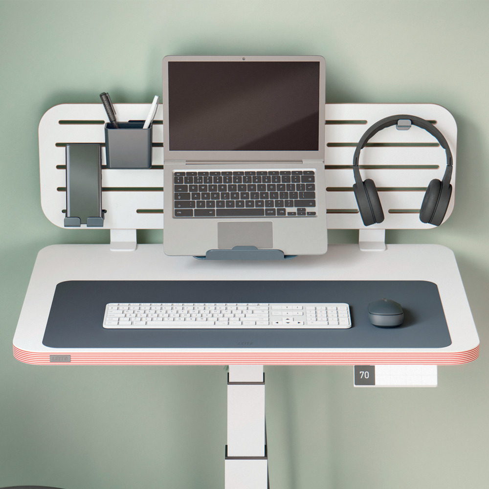 Modern íróasztal laptop, billentyűzet, egér, fejhallgató és okostelefon-tartóval. Ceruzatartó és monitortartó az asztalon.