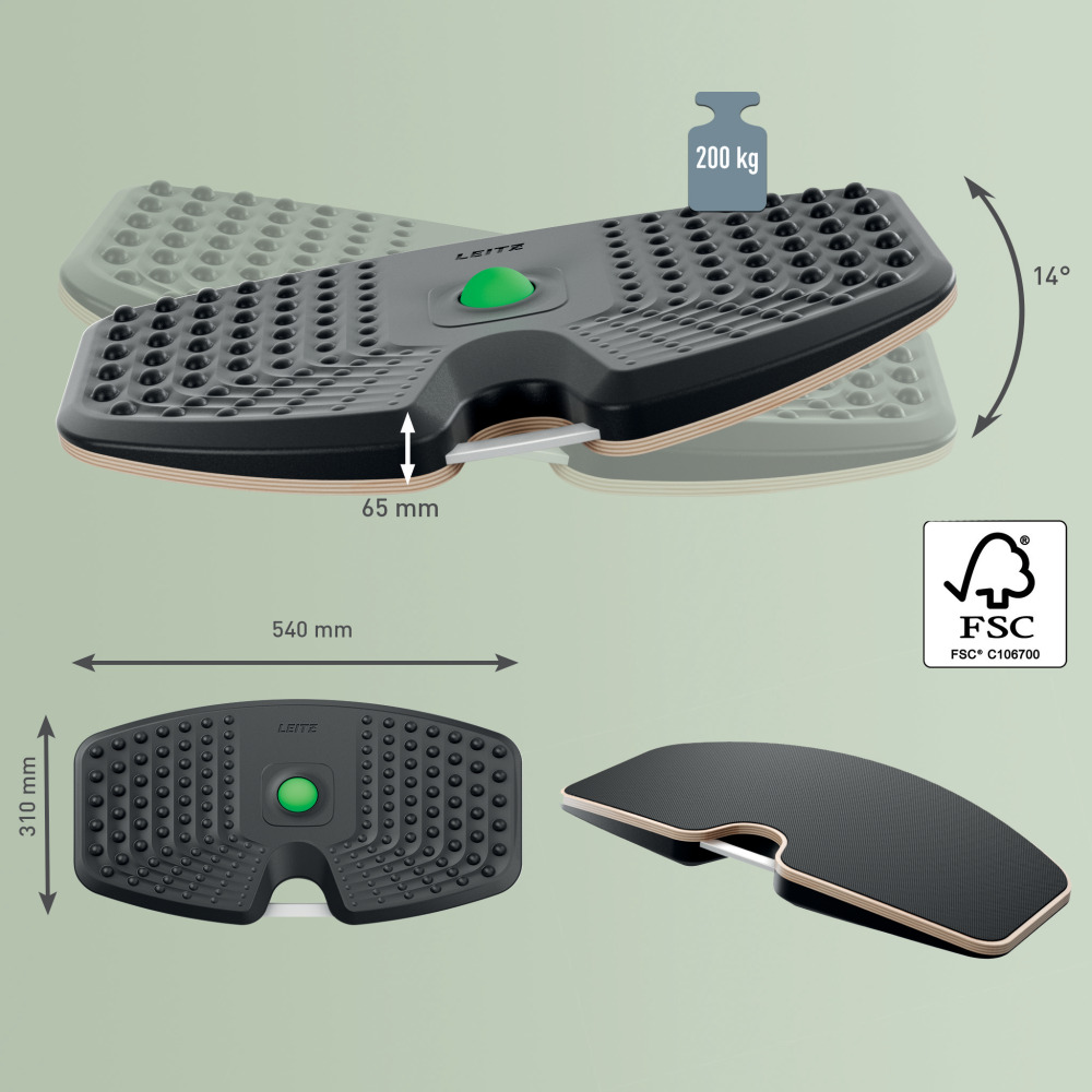 Ergonomikus lábtartó jelzett méretekkel. Fekete felület dudorokkal, zöld gombbal és fa alappal. FSC logó jelen.