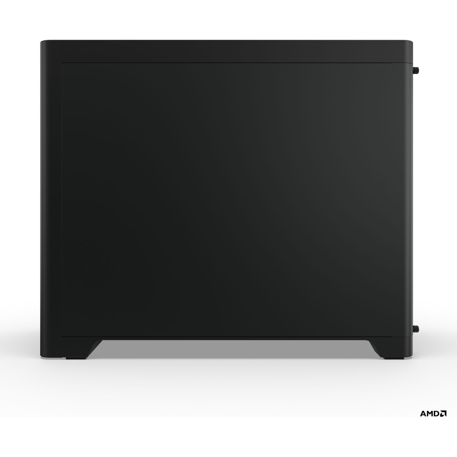 Een zwarte computerkast op een witte achtergrond. Het is rechthoekig met afgeronde hoeken. Het AMD-logo staat rechtsonder.