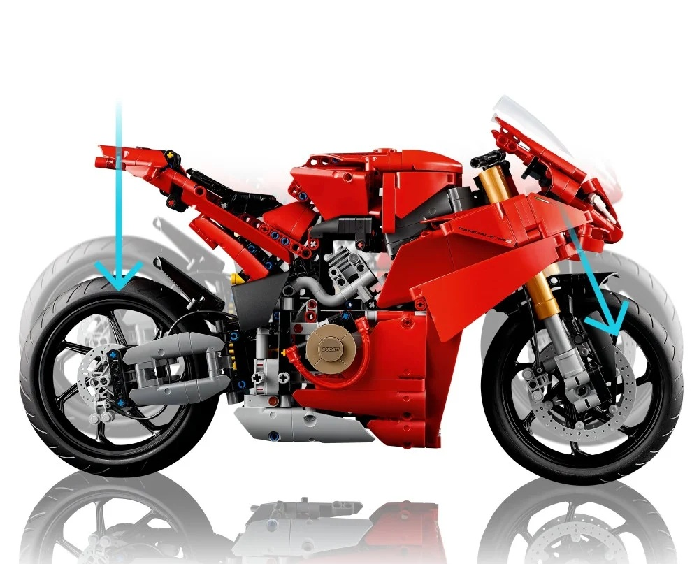 Czerwony motocykl Lego Ducati jest pokazany z profilu. Przednie i tylne koła są podświetlone strzałkami skierowanymi w dół.
