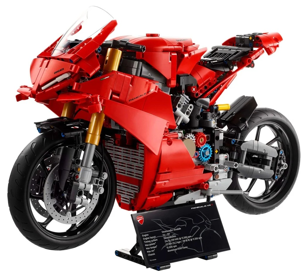 Czerwony motocykl Lego Ducati Panigale V4. Czarne koła, złote zawieszenie i czarny stojak ze specyfikacjami.