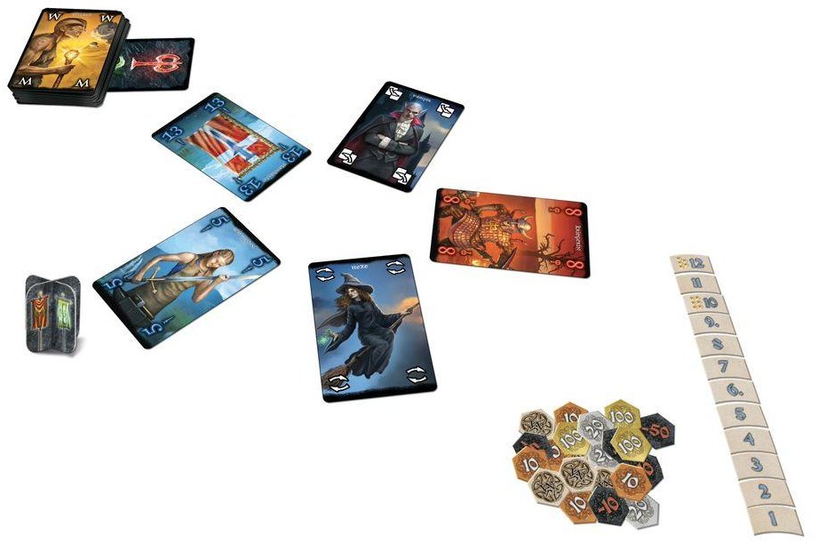 Karten und Spielsteine ​​liegen auf einer weißen Oberfläche verstreut. Die Karten haben Bilder von Charakteren und Zahlen. Es gibt auch Spielsteine.