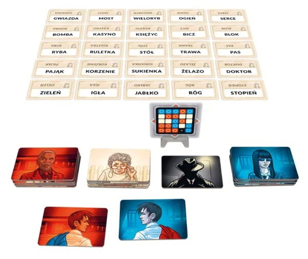Gra planszowa z kartami i planszą. Karty zawierają polskie słowa. Niektóre karty mają ilustracje.