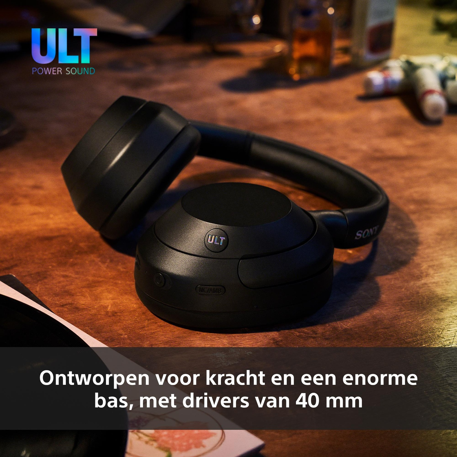Zwarte Sony-koptelefoon op een houten tafel. Het woord 'ULT' staat op de koptelefoon. De tekst onderaan luidt 'Ontworpen voor kracht'.