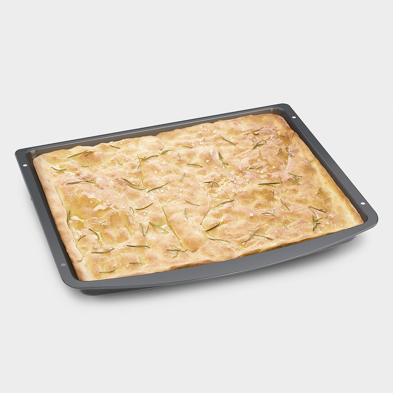 Focaccia-Brot in einer Backform, belegt mit Rosmarin und Salz. Das Brot ist goldbraun, die Pfanne grau.