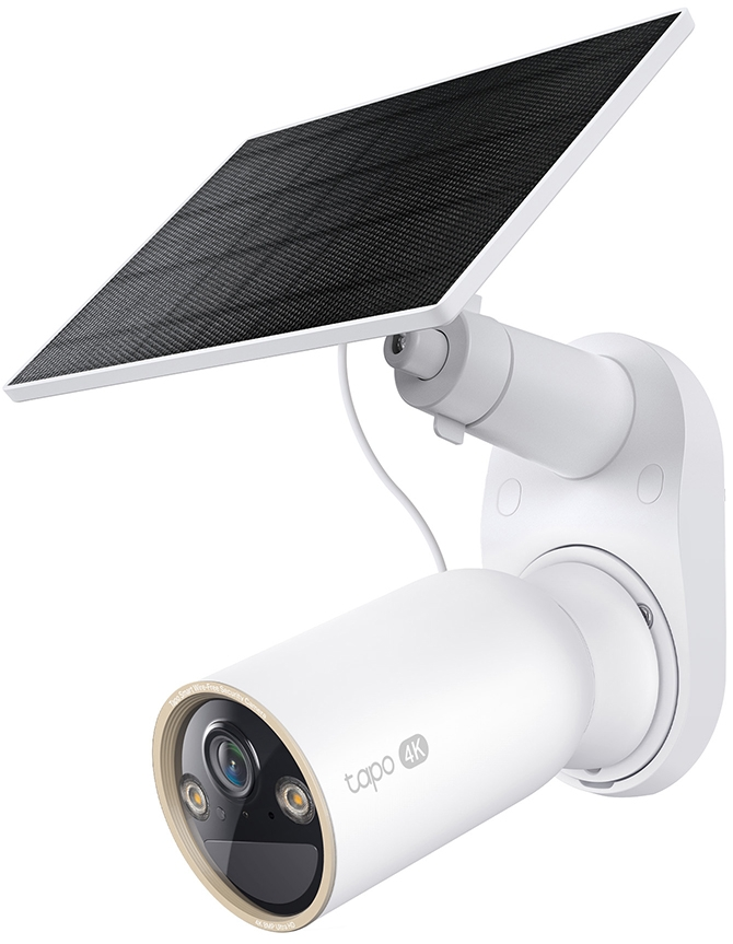 Weiße Tapo 4K-Überwachungskamera mit Solarpanel. Sie hat ein Objektiv, Logo und ist an einer Wand montiert. Schwarz-weißes Farbschema.