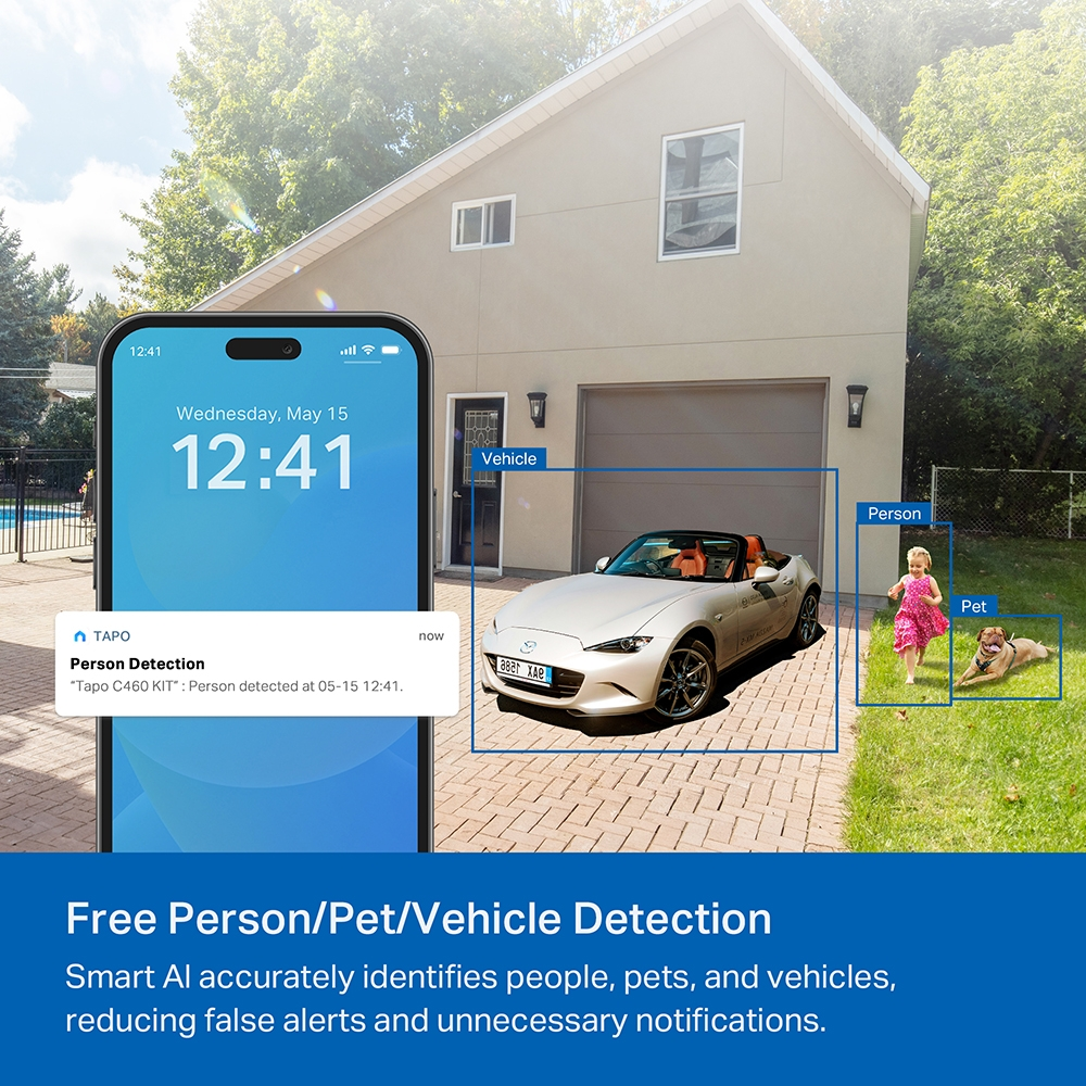 Ein Telefon zeigt eine Personenerkennung an. Ein Auto, ein Mädchen und ein Hund sind vor einem Haus.