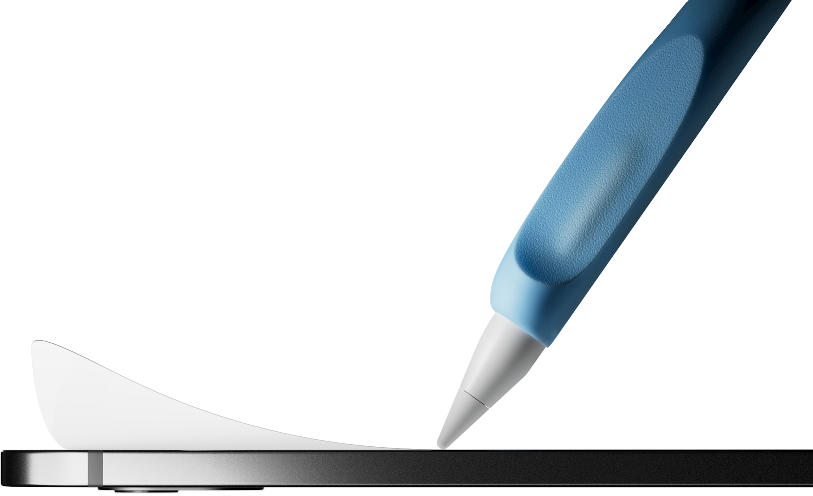 Ein blauer Stift zeigt auf ein schwarzes Tablet mit Displayschutzfolie. Weißer Hintergrund.