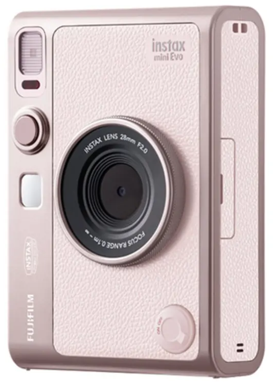 Un appareil photo Instax Mini Evo rose. Il a un objectif, des boutons et un flash. L'appareil photo est rectangulaire et a des bords arrondis.