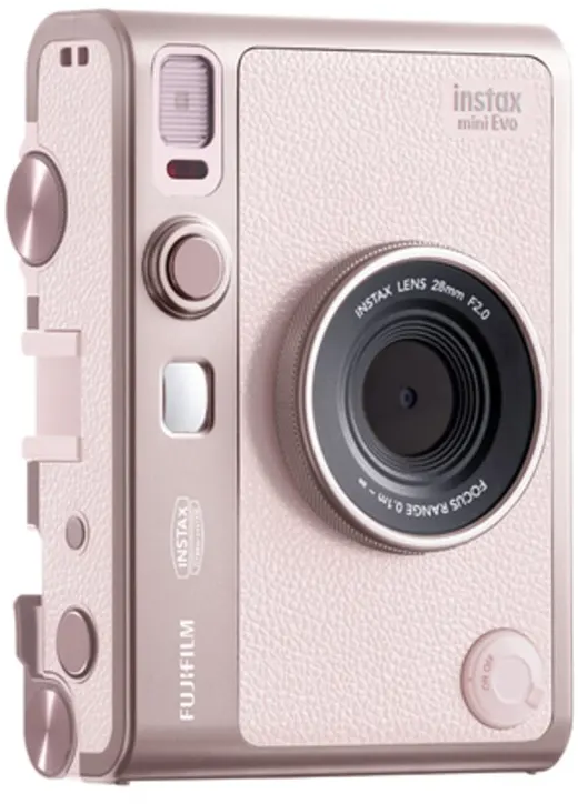 Un appareil photo Instax Mini Evo rose. Il a un objectif, des boutons et les logos Fujifilm et Instax. La surface est texturée.