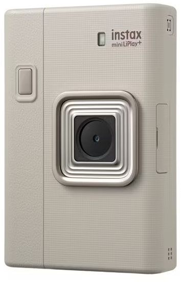 Eine hellbeige Instax Mini LiPlay+ Kamera. Sie hat ein Objektiv in der Mitte und einen Knopf an der Seite.