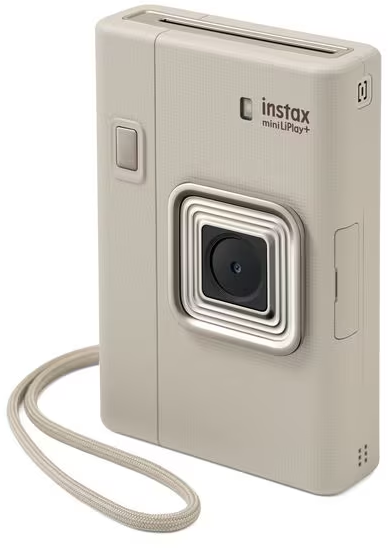 Eine hellbeige Instax Mini LiPlay+ Kamera mit silbernem Objektiv und beigem Gurt. Sie hat einen Knopf und einen Bildschirm.