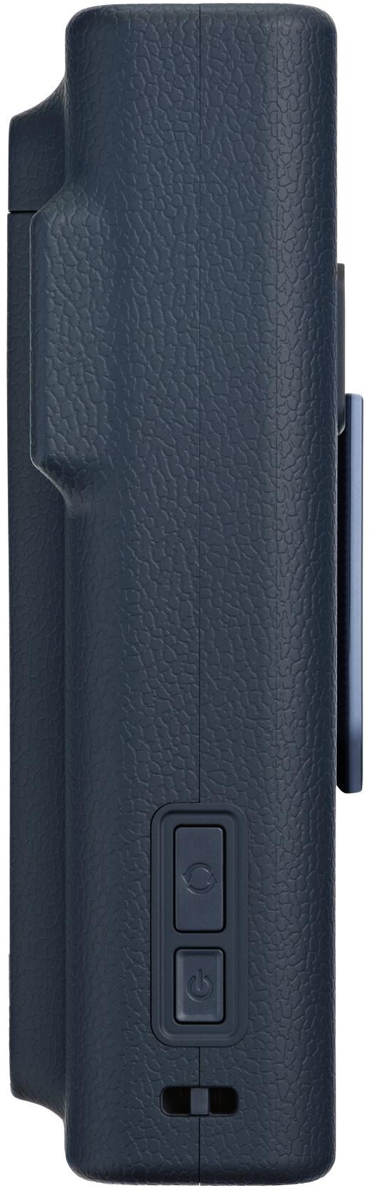 Vista laterale di un dispositivo blu strutturato. Ha pulsanti e una superficie strutturata. Una sottile barra blu a destra.