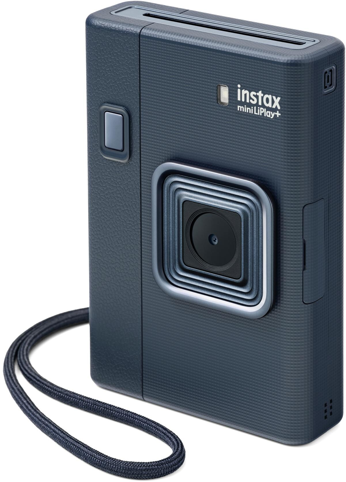 Una fotocamera Instax Mini LiPlay+ blu scuro con cinturino. Ha un obiettivo, un pulsante e il logo Instax.