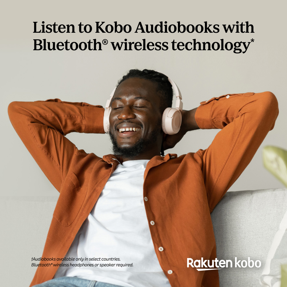 Egy férfi fejhallgatóval a fején egy kanapén pihen, mosolyog. A kép a Kobo hangoskönyveket hirdeti Bluetooth vezeték nélküli technológiával.