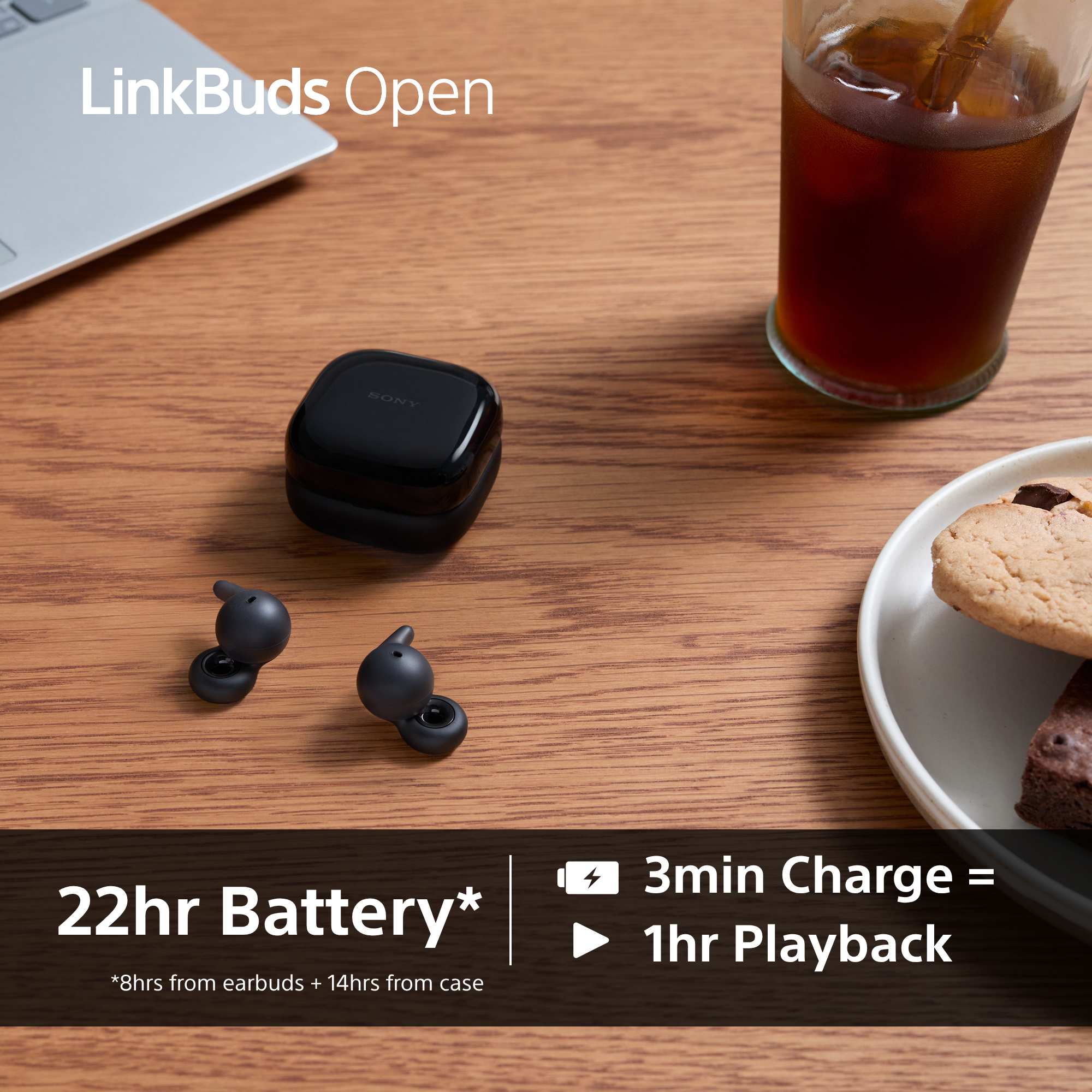 Image montre écouteurs noirs, étui et boisson sur table bois. Texte indique batterie 22h et 3min charge équivaut à 1h lecture.