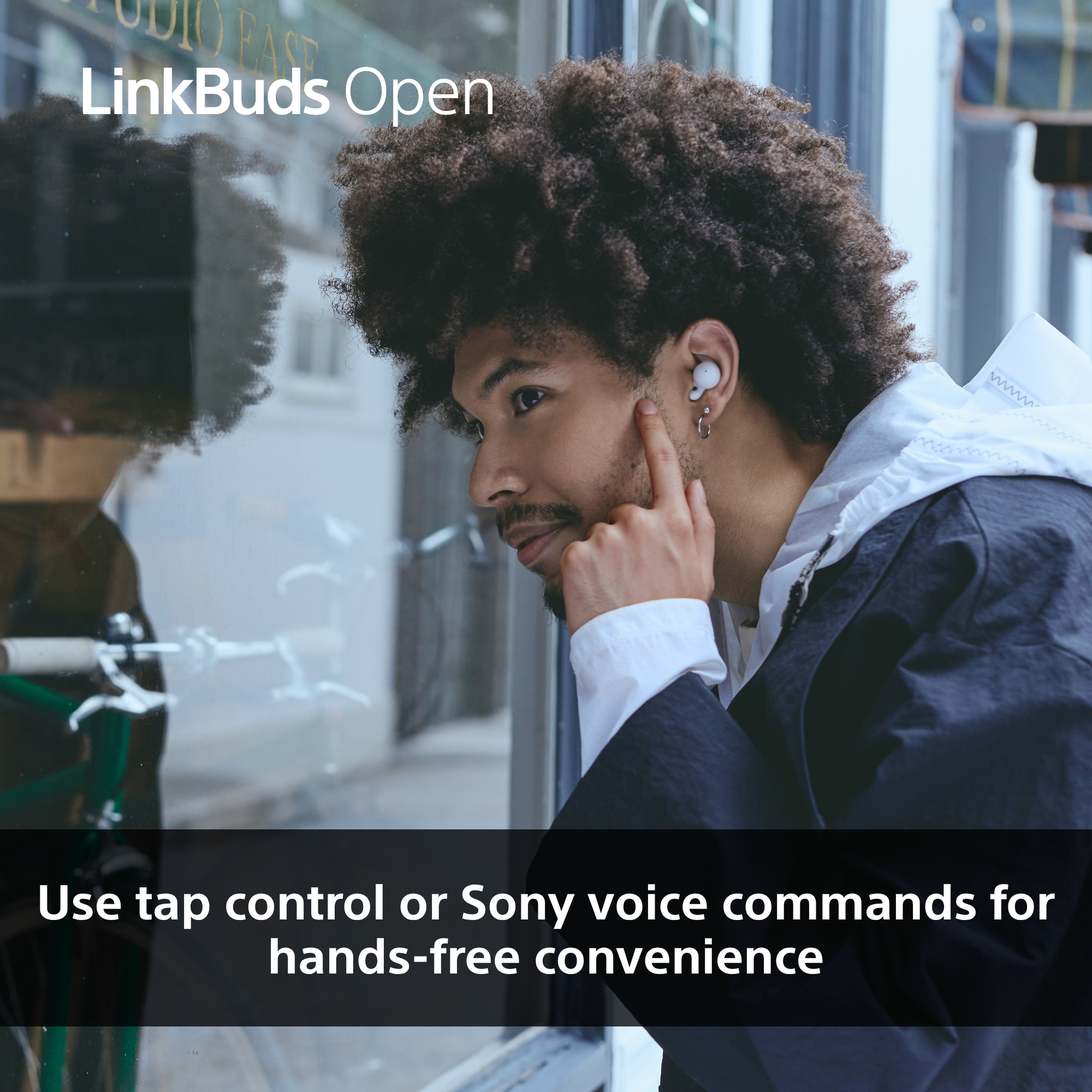 Un homme portant des écouteurs touche son oreille. Texte : Utilisez le contrôle tactile ou les commandes vocales Sony.
