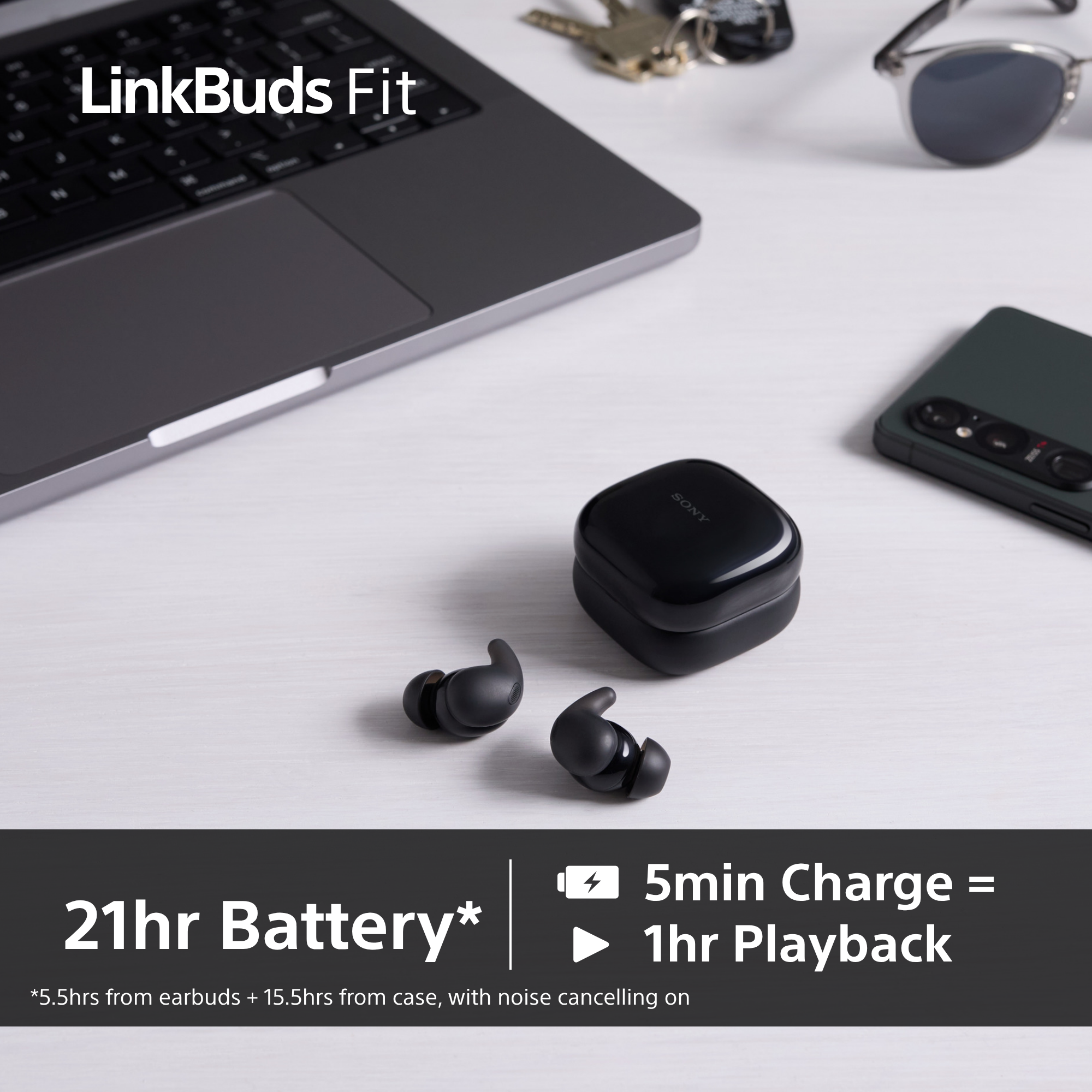 Écouteurs et étui noirs Sony sur une surface blanche avec un ordinateur portable, un téléphone et des lunettes. Le texte met en évidence la batterie et le temps de charge.
