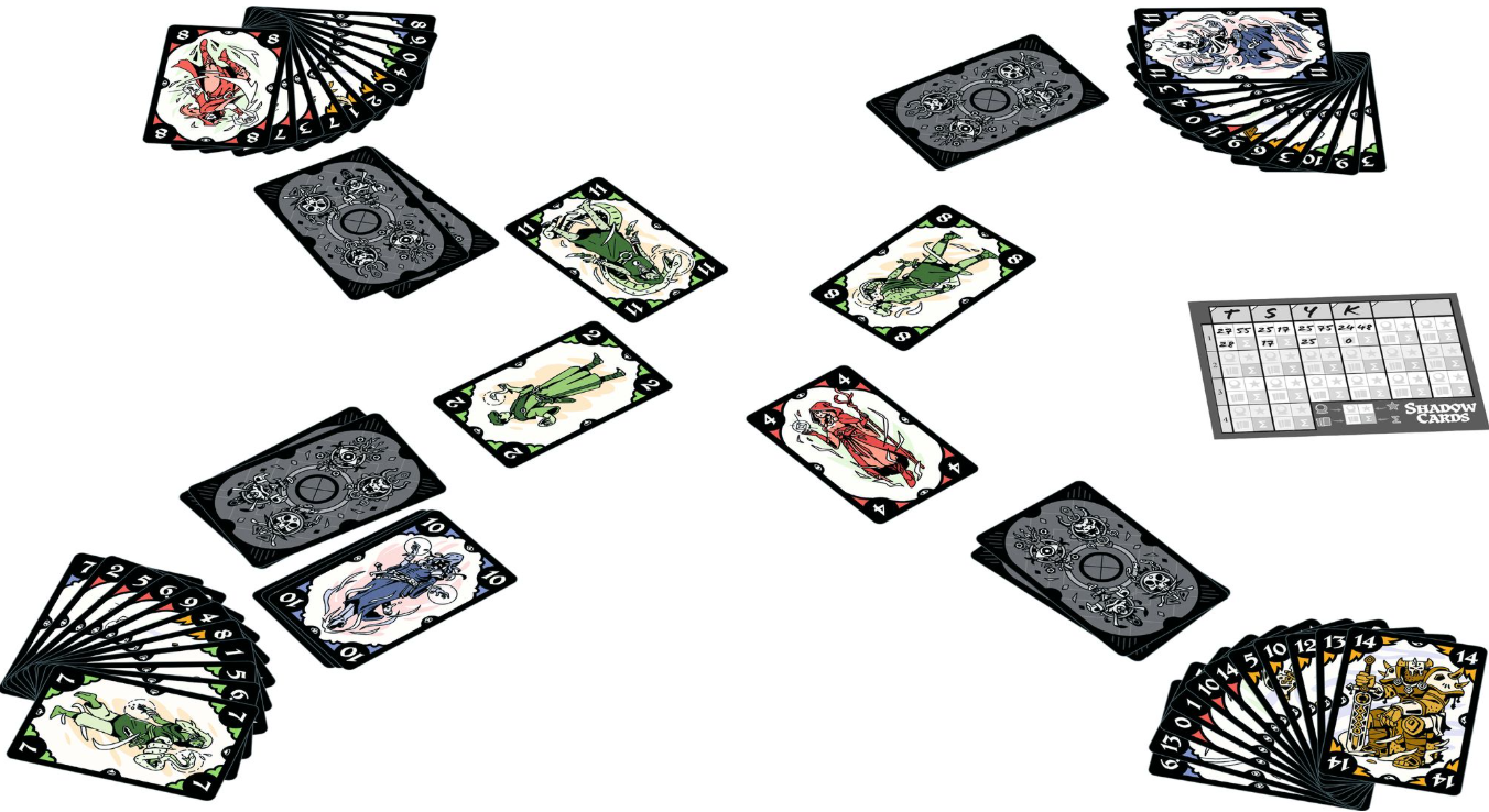 Karten sind ausgebreitet, einige gefächert. Mehrere Kartendesigns, eines mit Diagramm. Figuren auf Karten sind rot, grün, blau und gold.