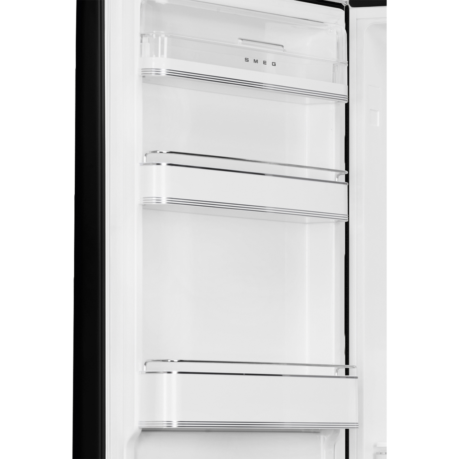 Open witte koelkastinterieur met planken. 'SMEG'-logo is zichtbaar. Zwart frame links.