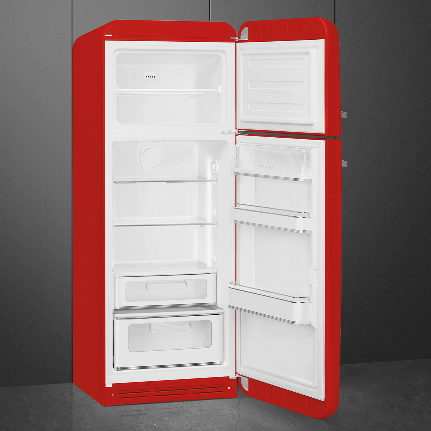 Een rode Smeg-koelkast met open deuren, waar witte interieurs te zien zijn. Hij staat tegen een grijze achtergrond. Schappen, laden en compartimenten zijn zichtbaar.