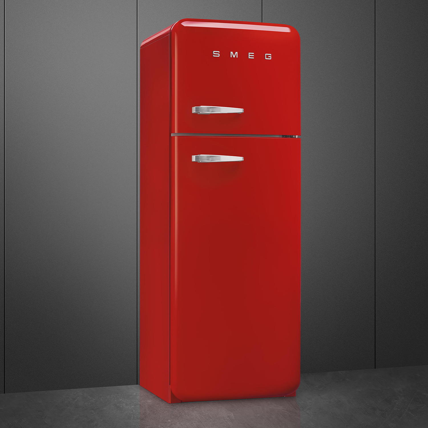 Een rode Smeg koelkast staat tegen een donkergrijze achtergrond. Het heeft een klassiek ontwerp met zilveren handgrepen en het Smeg logo.