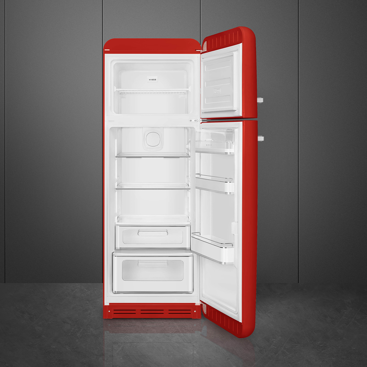 Een rode Smeg koelkast met open deuren, waar witte interieurs te zien zijn. De achtergrond is een grijze muur en vloer.