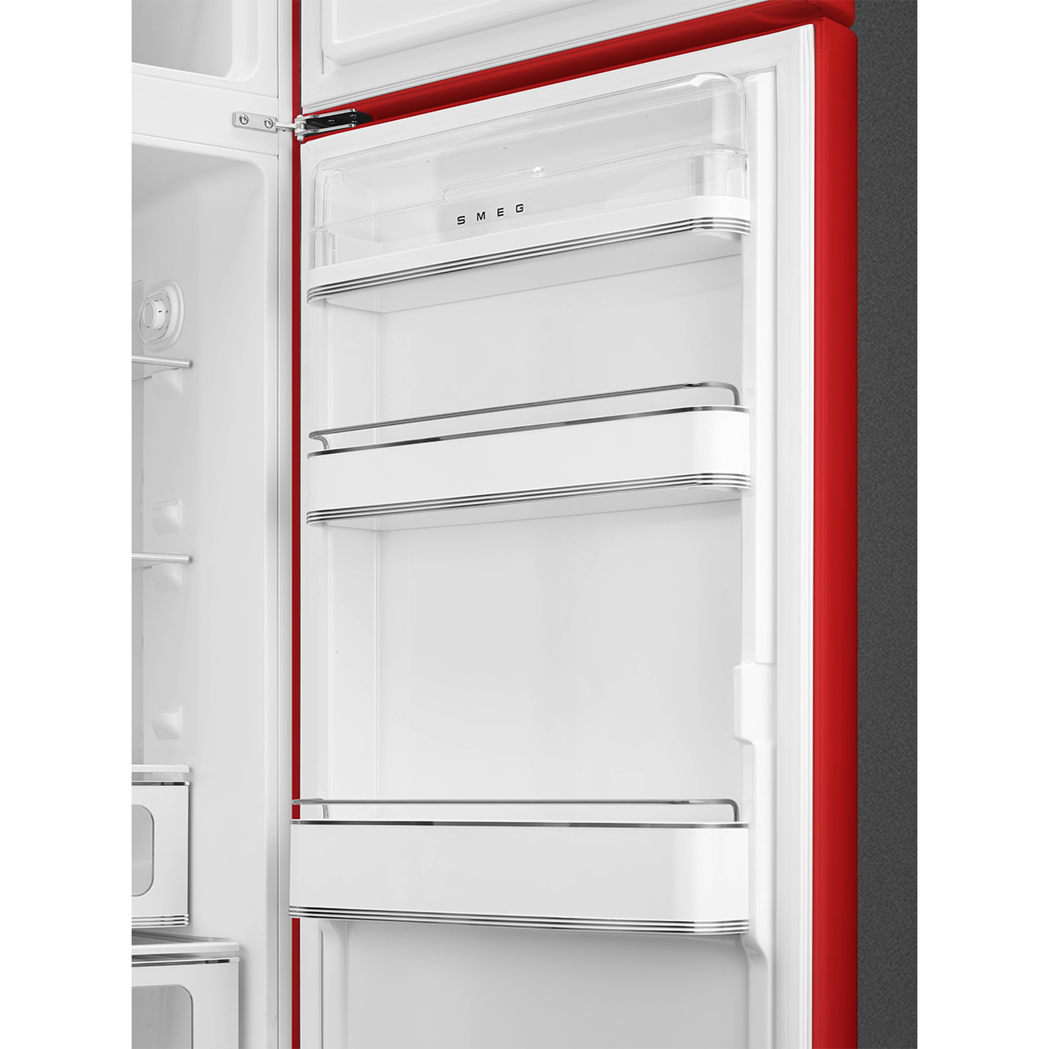 Open rode en witte SMEG-koelkast. Schappen zijn zichtbaar, met het SMEG-logo bovenaan. De deur is open, met het interieur.