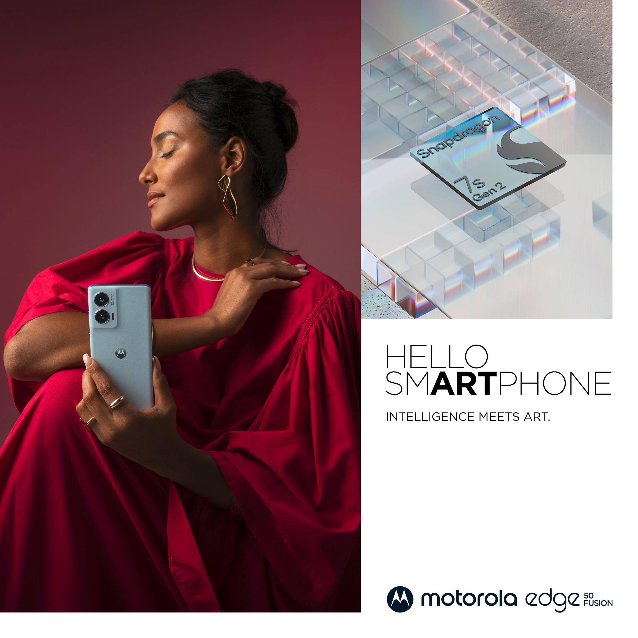 Femme avec smartphone, robe rouge. Logo Snapdragon 7s Gen 2. Publicité Motorola Edge 50 Fusion.