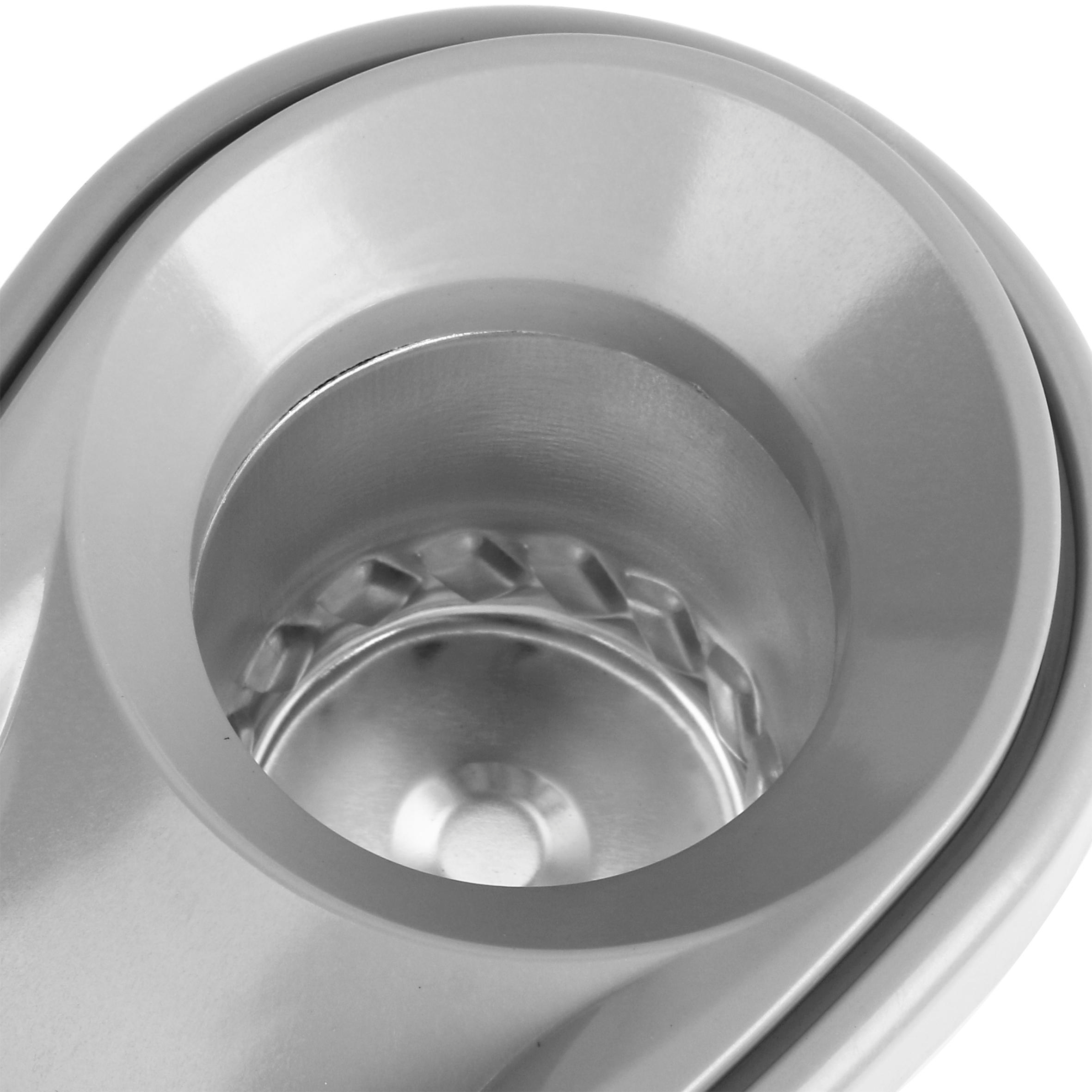 Nahaufnahme einer metallisch grauen Werkzeugkomponente mit zylindrischer Aussparung und kompliziertem Innendesign.