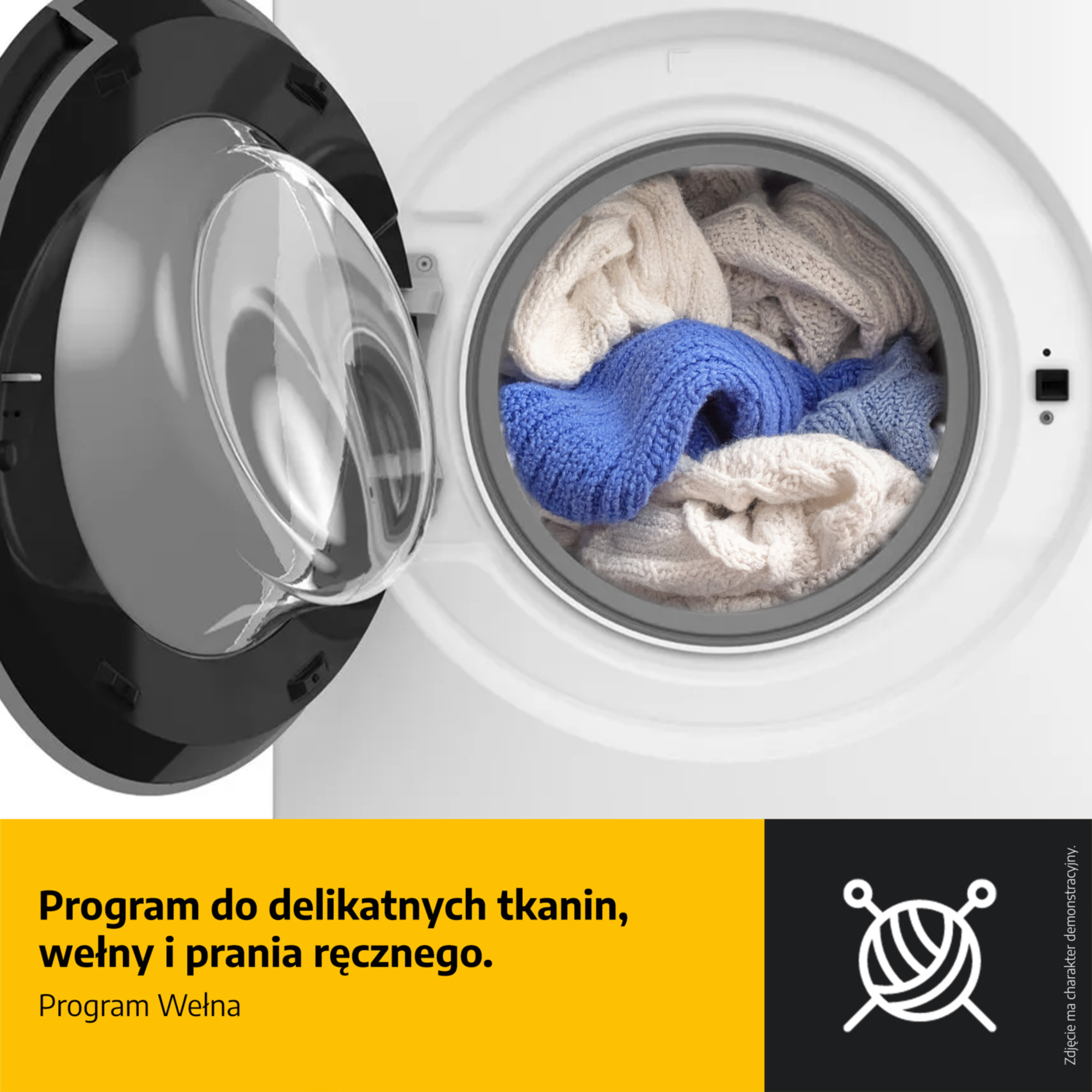 Pralka z otwartymi drzwiami, pokazująca niebieskie i białe dzianiny w środku. Tekst na dole po polsku.