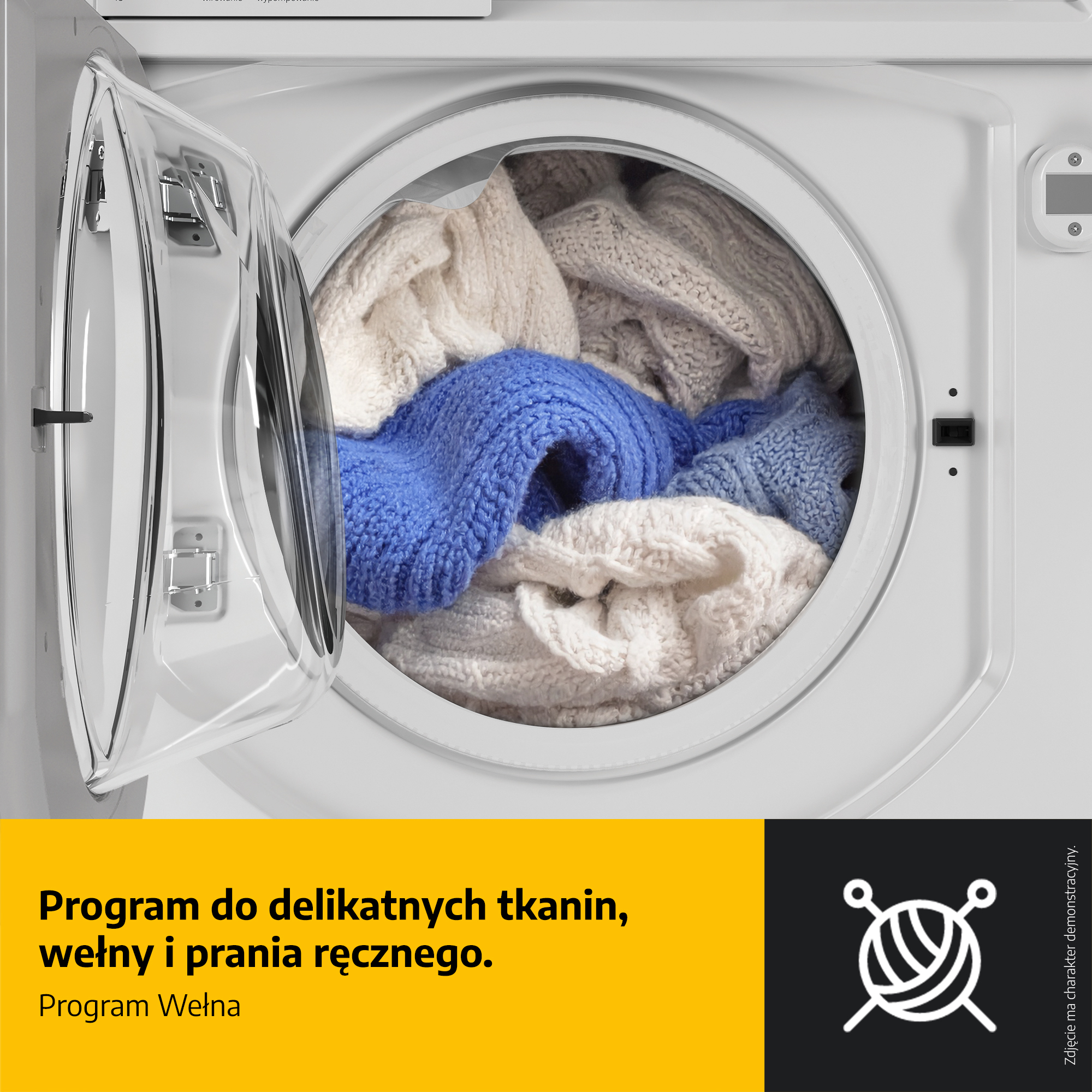 Otwarte drzwi pralki, wypełnione biało-niebieskimi dzianinami. Tekst: delikatne tkaniny, wełna i pranie ręczne.