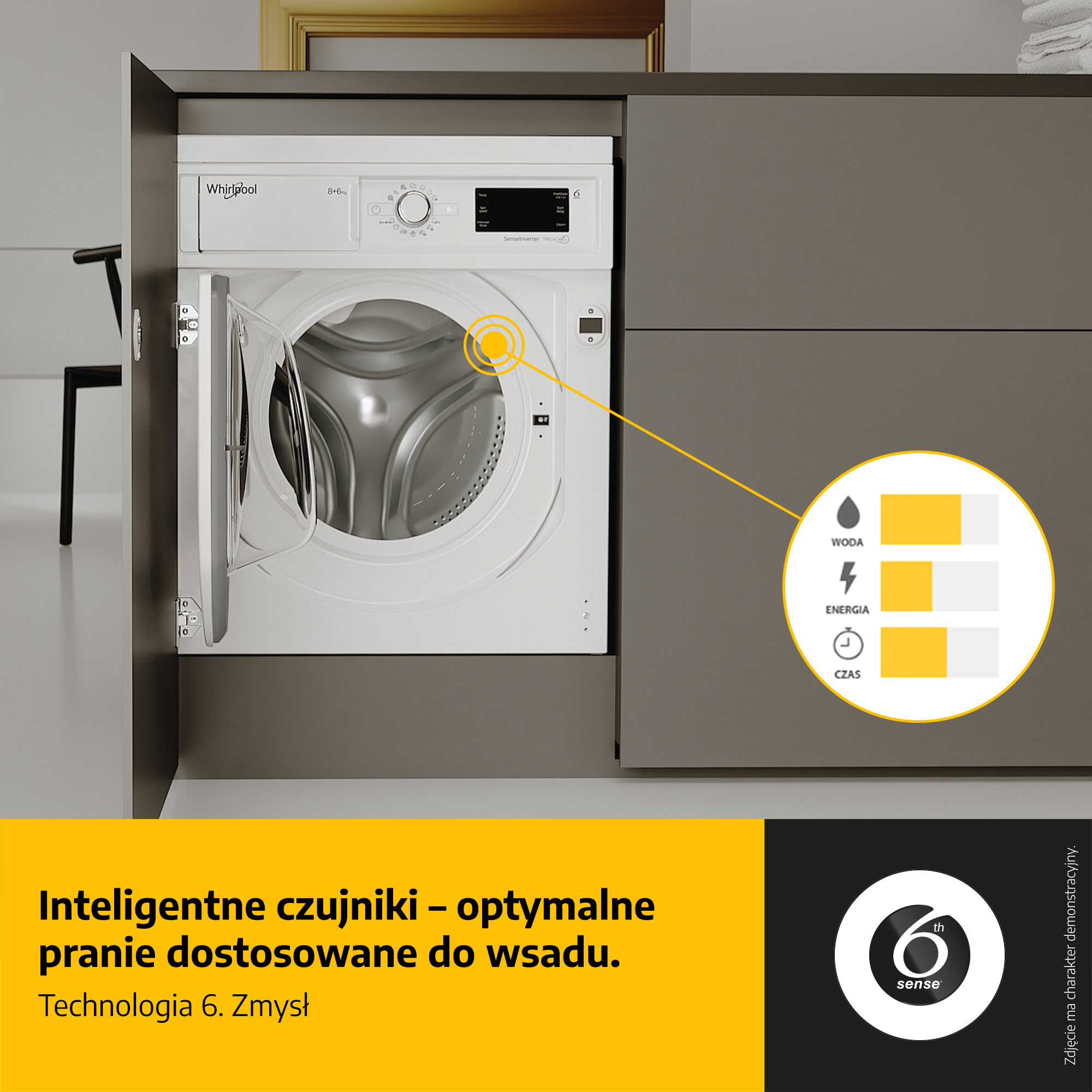 Biała pralka Whirlpool, otwarte drzwi, w szafce. Wyświetlacz pokazuje zużycie wody, energii i czasu.