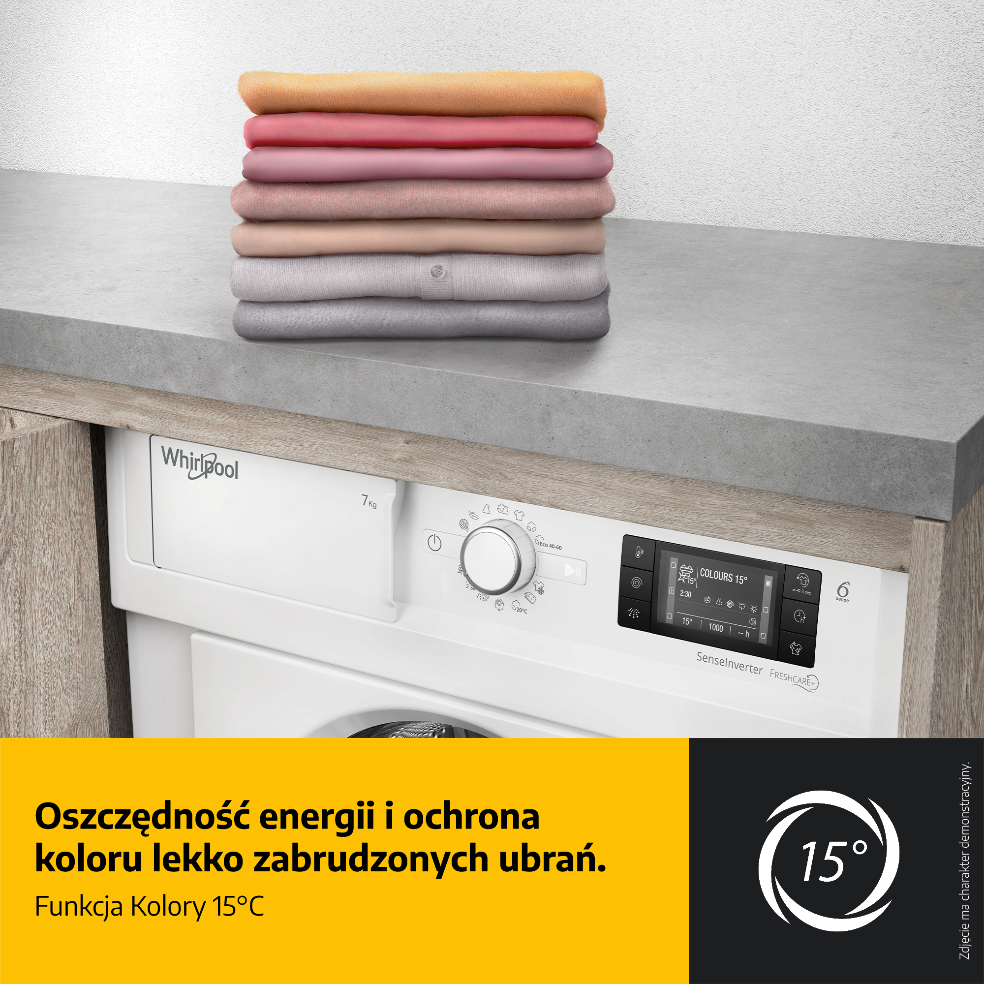 Pralka ze stosem złożonych ubrań. Maszyna ma cyfrowy wyświetlacz i pokrętła.