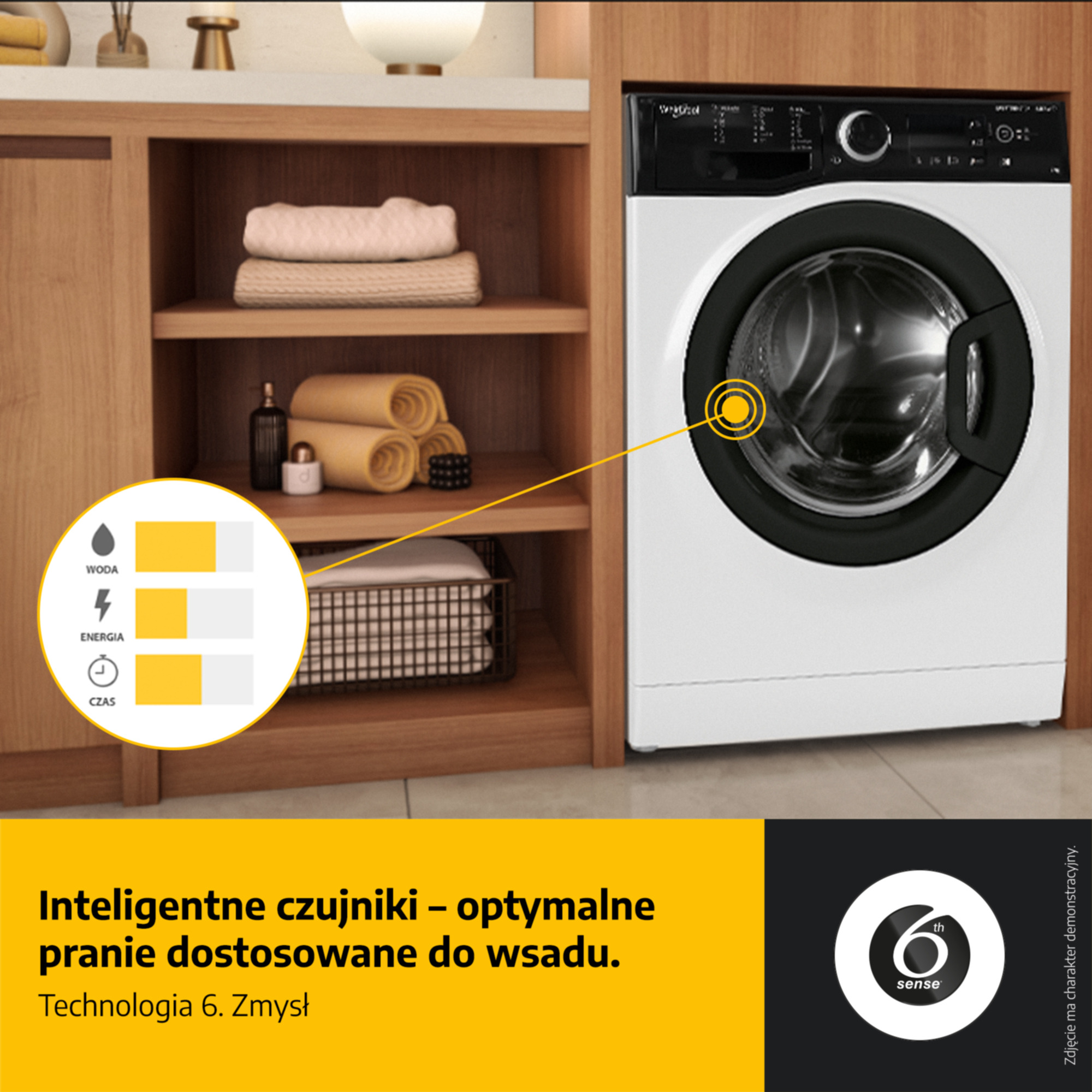 Pralka z czarnymi drzwiami i panelem sterowania. Drewniana półka trzyma ręczniki. Obraz pokazuje wydajność.