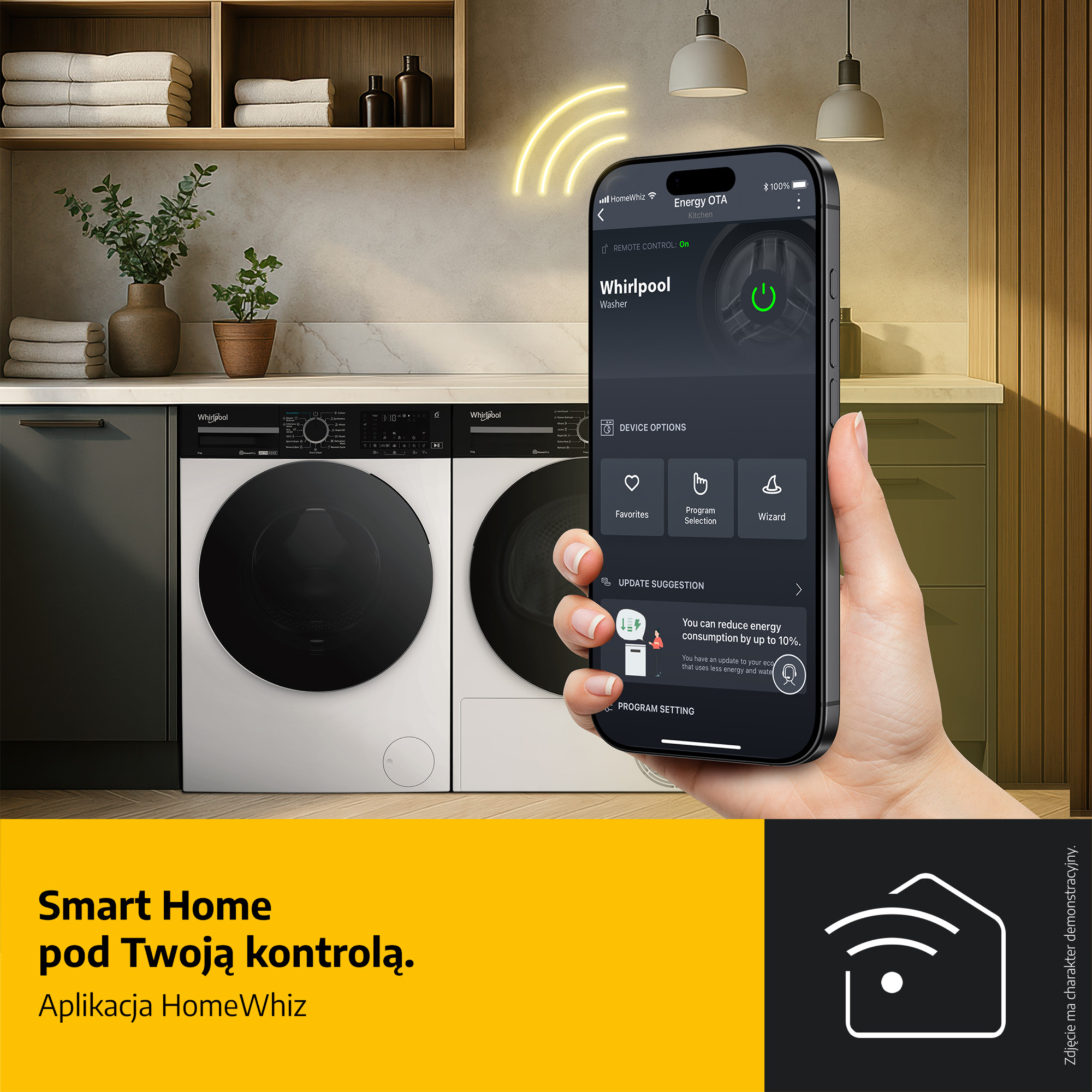 Dłoń trzymająca telefon kontroluje pralkę Whirlpool. Tło przedstawia pralnię ze sprzętem AGD.