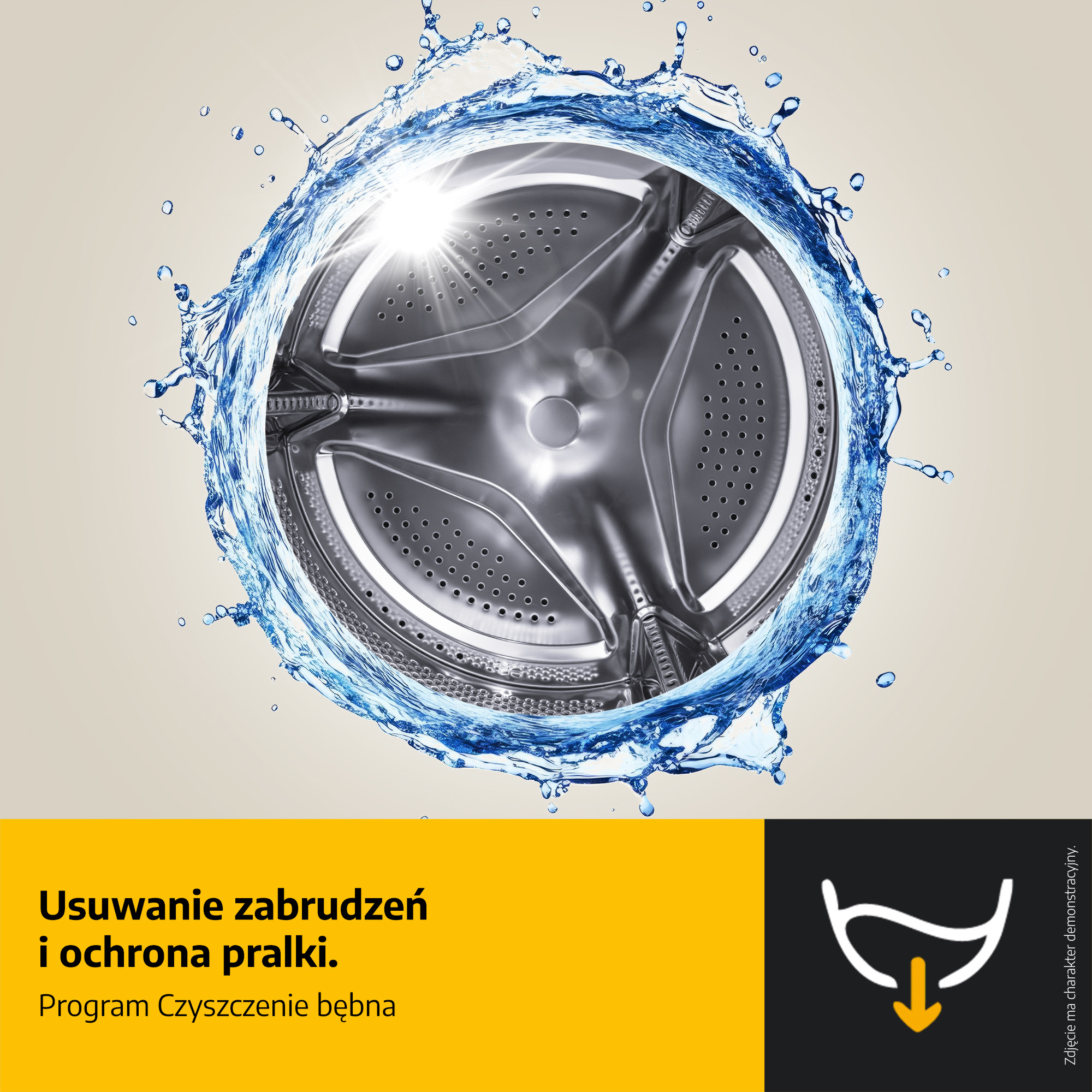 Bęben pralki z rozpryskującą się wodą. Tekst wskazuje funkcję czyszczenia i program czyszczenia bębna.