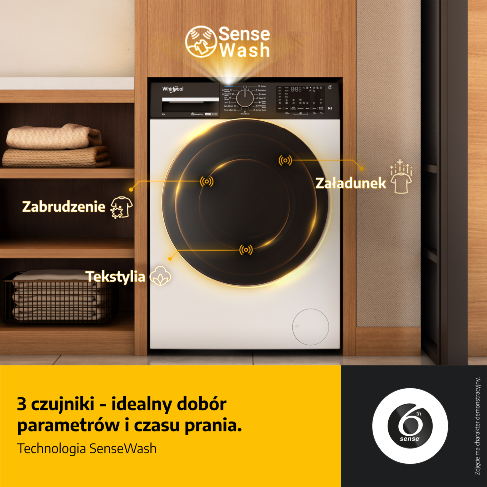 Pralka z czarnymi drzwiami, otoczona drewnianymi szafkami. Widoczne są etykiety tekstowe takie jak 'Zaladunek'.