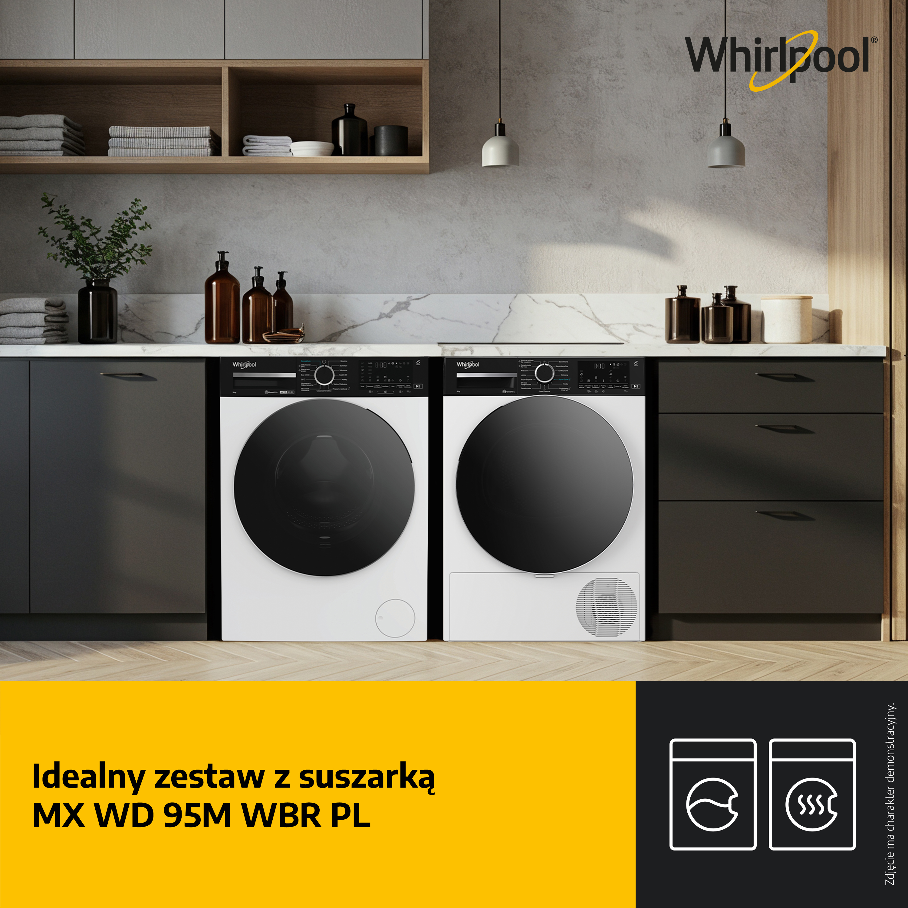 Dwie białe pralki Whirlpool w kuchni. Są szafki, półki i przedmioty dekoracyjne. Tłem jest ściana.