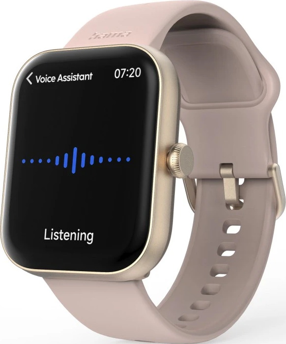 Gros plan d'une montre connectée avec un écran noir affichant une interface d'assistant vocal. La montre est rose clair avec un cadre doré.
