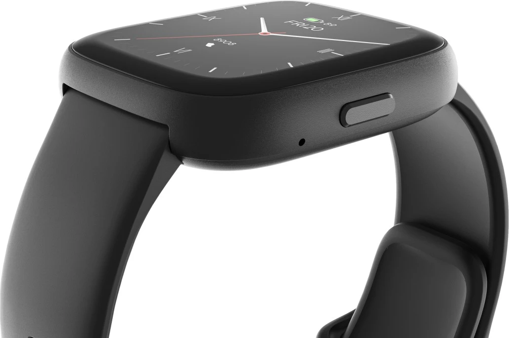 Gros plan d'une montre intelligente noire. Le cadran affiche l'heure et les mesures de santé. Le bracelet est noir et il y a un bouton sur le côté.