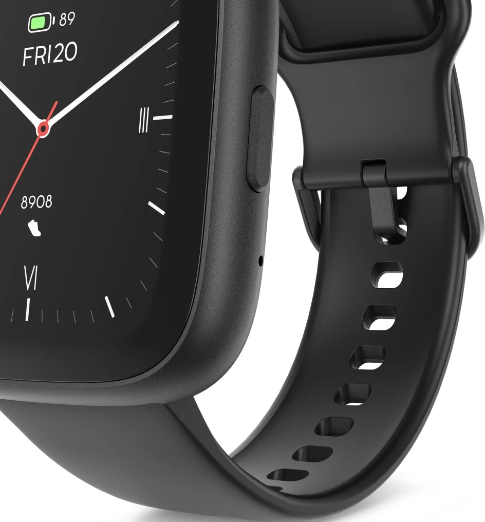 Gros plan sur une montre intelligente noire. Le cadran affiche l'heure, le niveau de batterie et la date. Le bracelet est noir et troué.