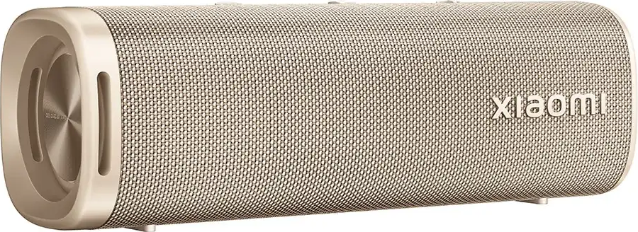 Un altoparlante Xiaomi cilindrico beige. Ha una copertura in tessuto a rete e estremità metalliche. Il logo Xiaomi è visibile.