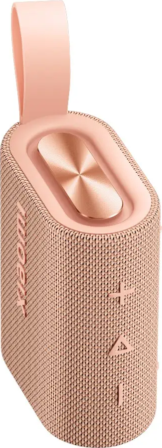 Un altoparlante portatile rosa con cinturino. Ha una parte superiore metallica e pulsanti di controllo. L'altoparlante ha una trama intrecciata.