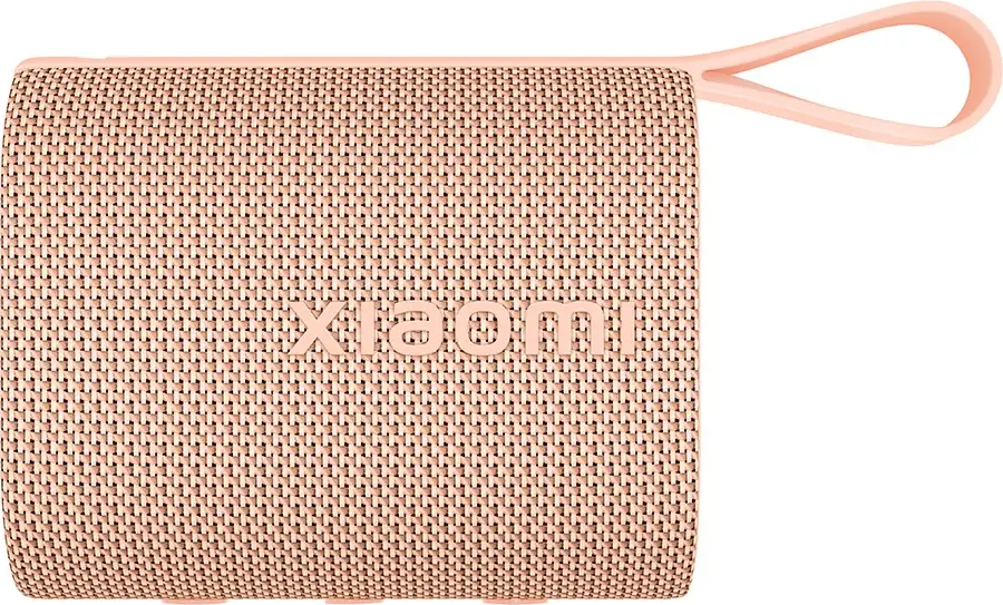 Un altoparlante Xiaomi rosa con maniglia ad anello. L'altoparlante ha una trama intrecciata e il logo Xiaomi.