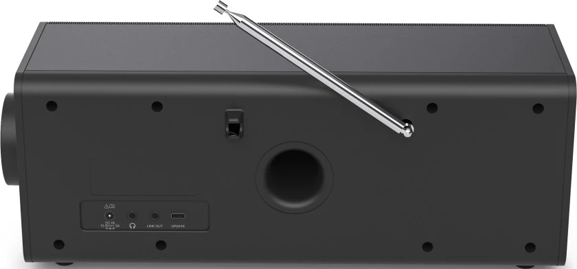 L'arrière d'une radio noire avec une antenne argentée. Il possède un haut-parleur, des ports et une entrée d'alimentation.