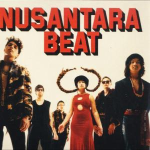 Bandmitglieder posieren vor weißem Hintergrund. Das Wort 'NUSANTARA BEAT' steht in Rot geschrieben.