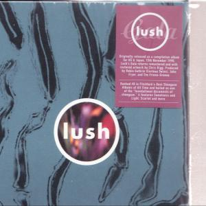 Albumcover: 'Lush' mit rosa-weißem Logo. Blauer Hintergrund mit schwarzen Streifen und einem rosa Aufkleber.